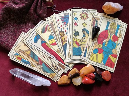https://pixabay.com/de/tarot-kristalle-pendel-okkultismus-1775322/
