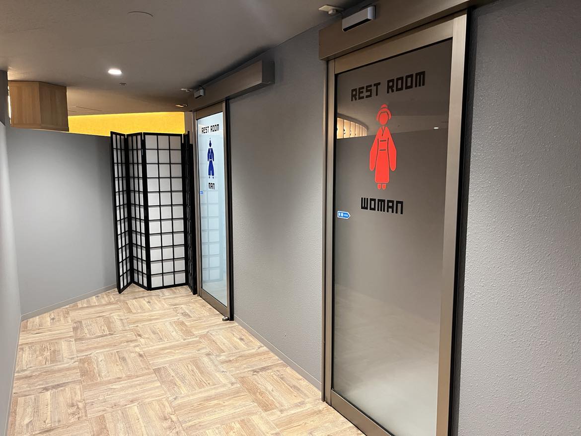 男女別のキレイなトイレも完備　譲り合って丁寧にお使いください