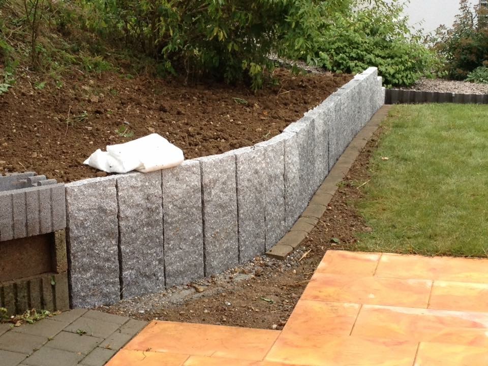 Mauer mit Granit Stelen in Langenbruck