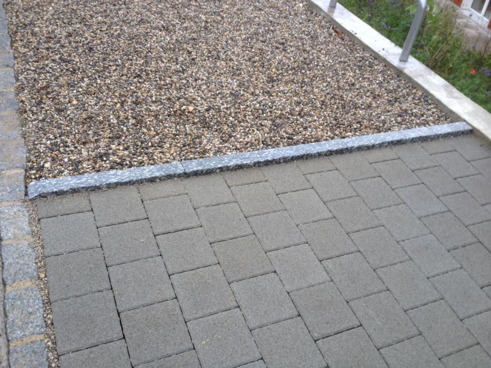 Parkplatz mit Sickerverbundsteine und Granit Stellplatte in Waldenburg 