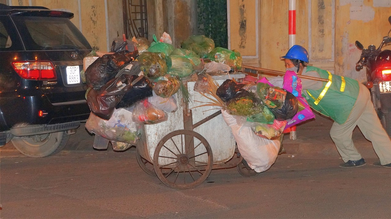 <B>Müllentsorgung in der Altstadt - ein grosser Lastwagen käme hier eh nicht durch</B>
