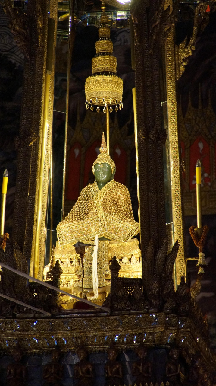 Der Smaragd-Buddha sitzt auf einem vergoldeten Thron