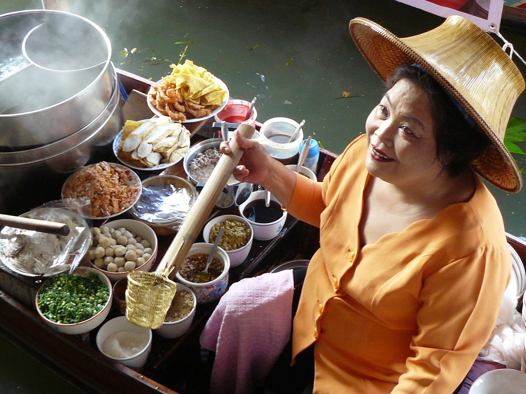 <B>Damnoen Saduak ist bekannt für seinen Schwimmenden Markt, der jeden Vormittag auf einem Khlong abgehalten wird.