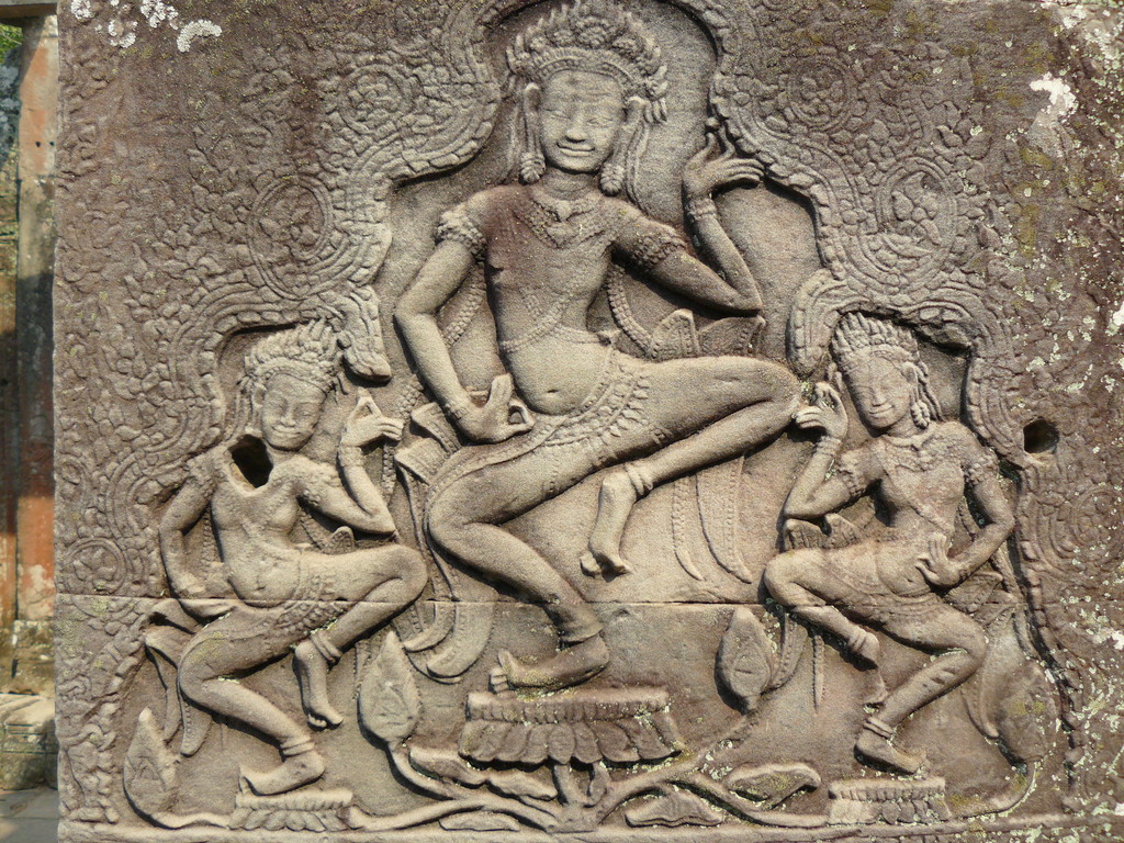 <B>Tanzende Apsaras an einer Säule des Bayon.