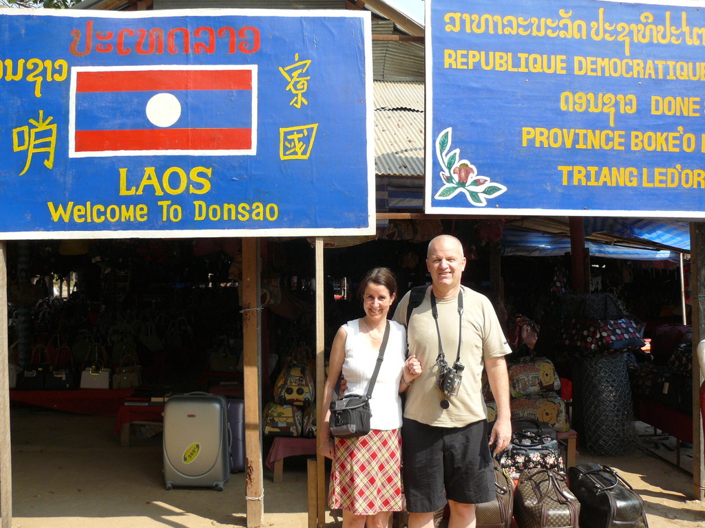 <B>Am Triang le d'Or, also am Goldenen Dreieck, geht's mit dem Langboot über den Mekong und schon sind wir  in Laos.