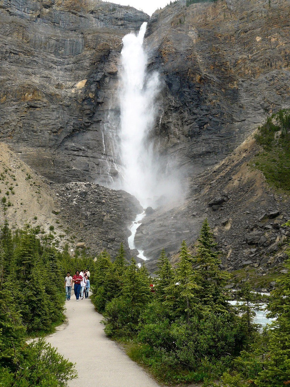 <B>Der Takakkaw Wasserfall im Yoho-Nationalpark, 254m Fallhöhe