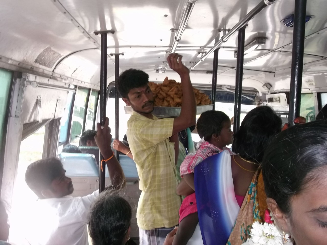 Dans un bus de l' Inde ( Tamil Nadu)