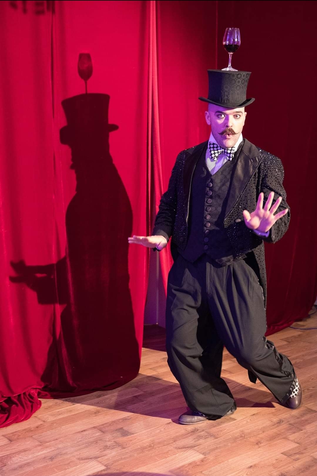 Russell Bruner zeigt Boylesque bei Soirée Décadence in Düsseldorf