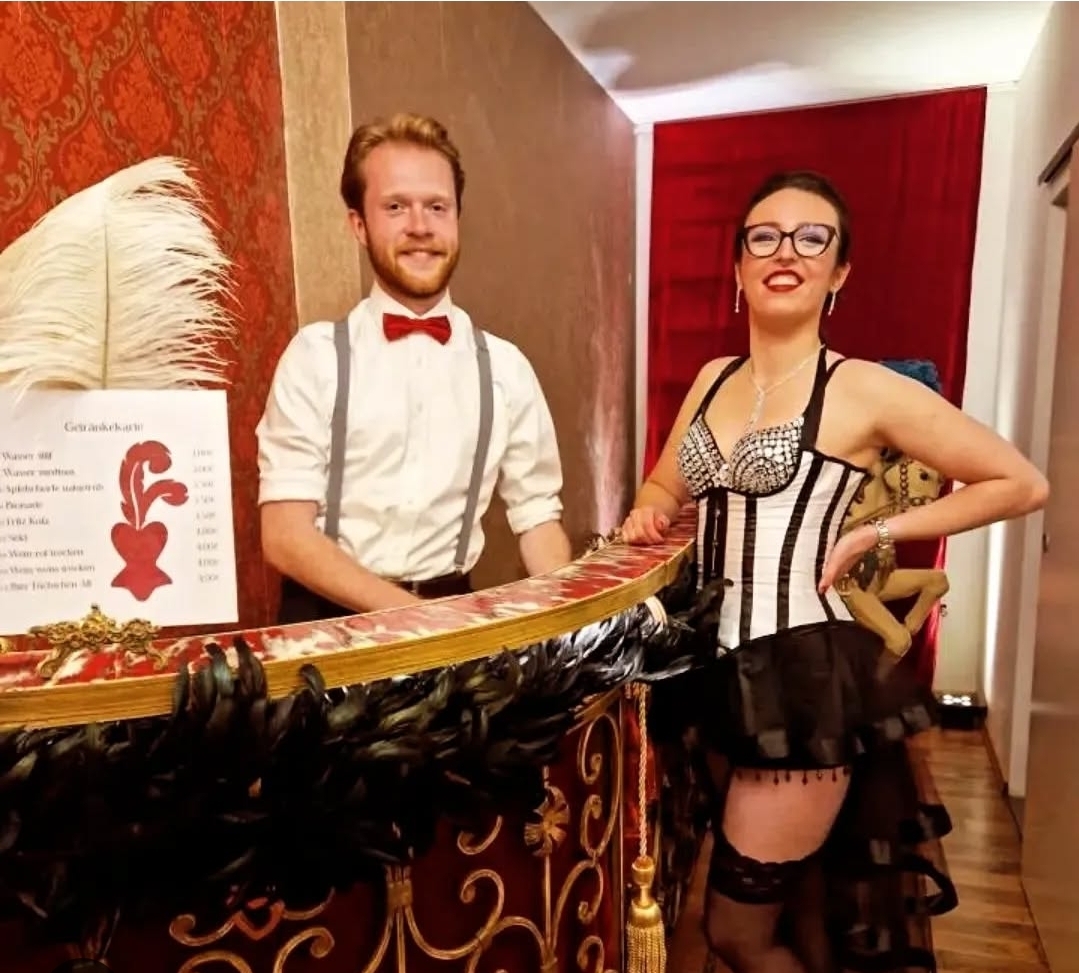 Thekenpersonal bei der Burlesque Show, Soirée Décadence in Düsseldorf