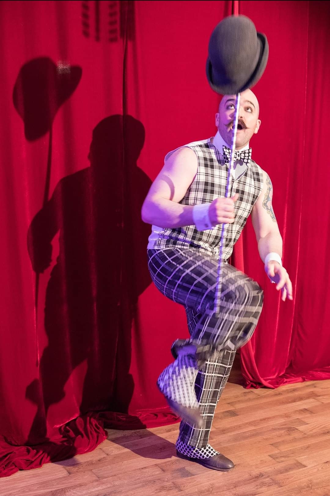 Russell Bruner, der Burlesque, Boylesque Künstler aus Wien tritt in Düsseldorf auf