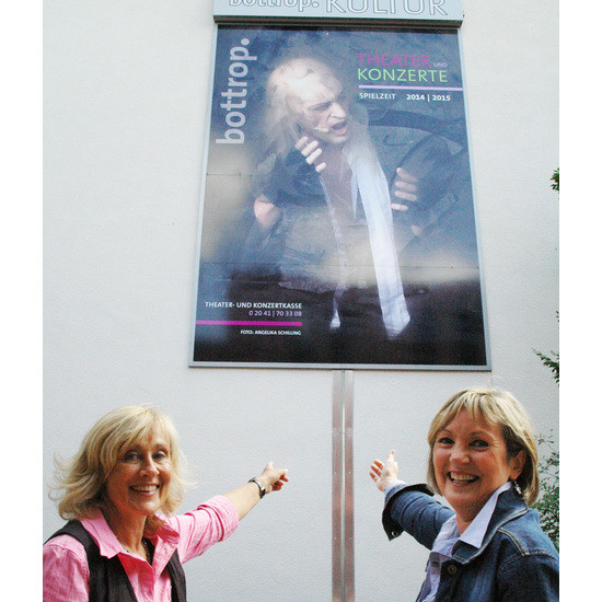  Angelika Schilling (links) und Ilse Orthmann zeigen auf das Plakat am Kulturzentrum.