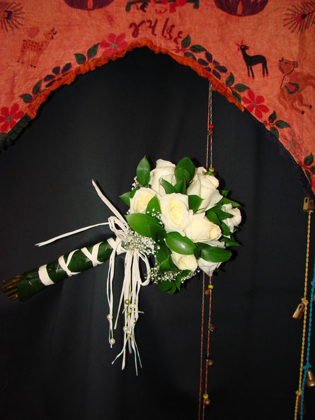 Ramo de novia hecho con rosas blancas.