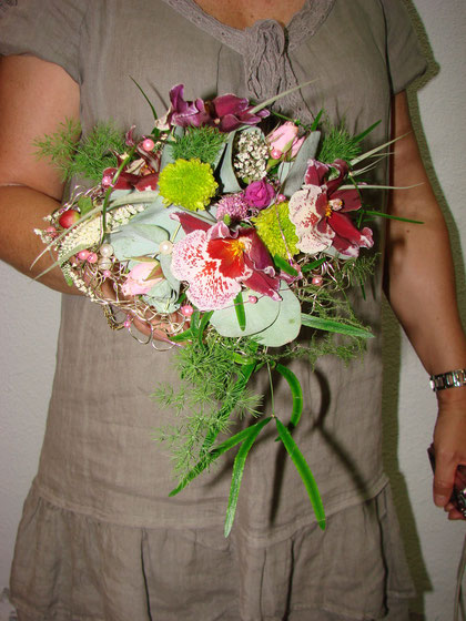 Ramo de novia con caída hecho con orquideas . 