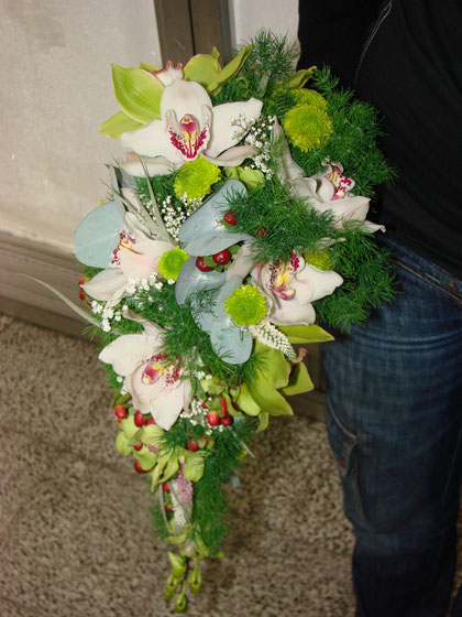 Ramo de novia con caída hecho con orquideas cymbidium. 
