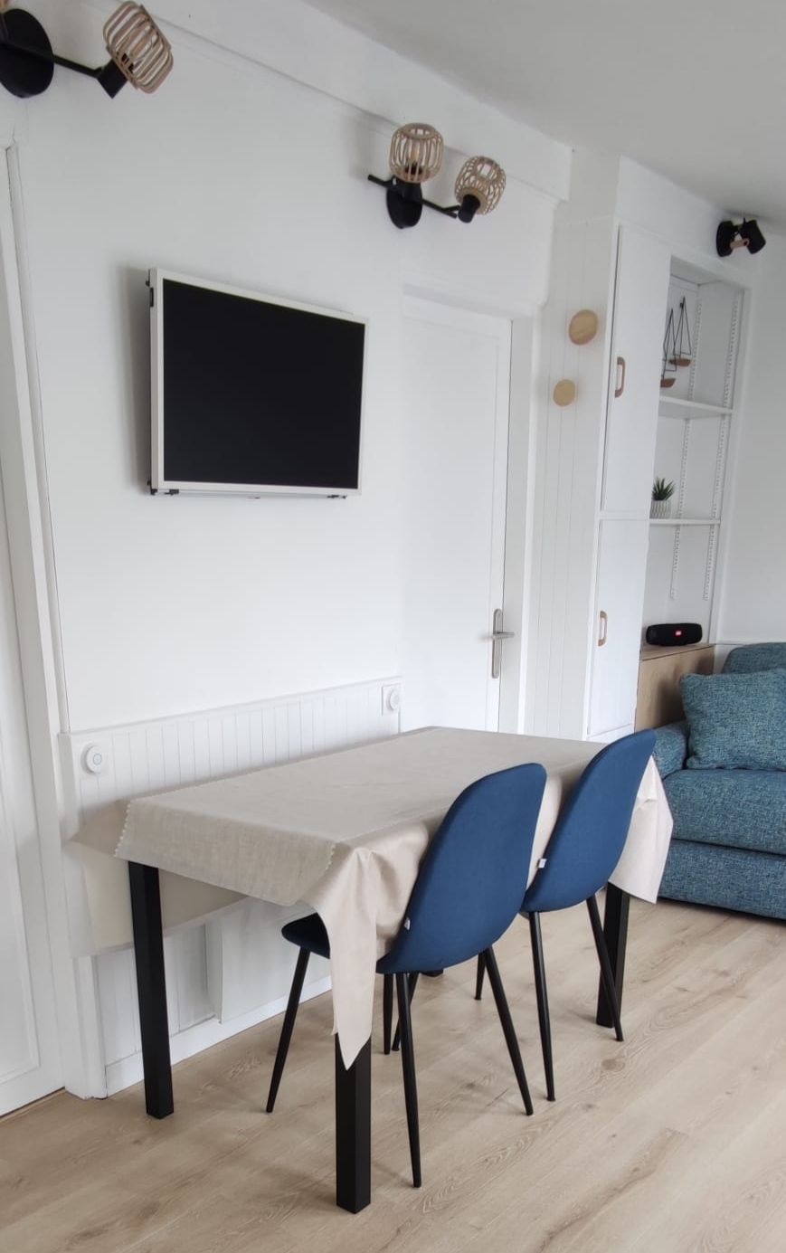 Table qui peut s'agrandir et télévision amovible 