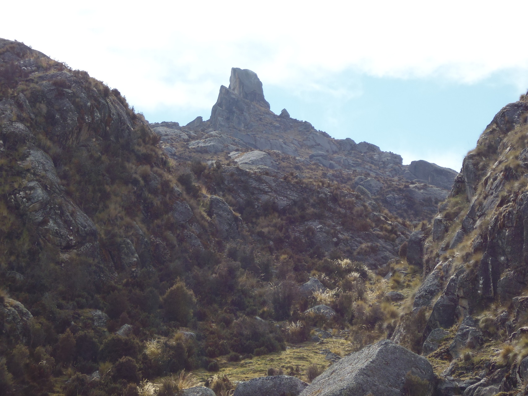 Apreciando a lo lejos a la virgen de Santa Verónica en una estatua de piedra.