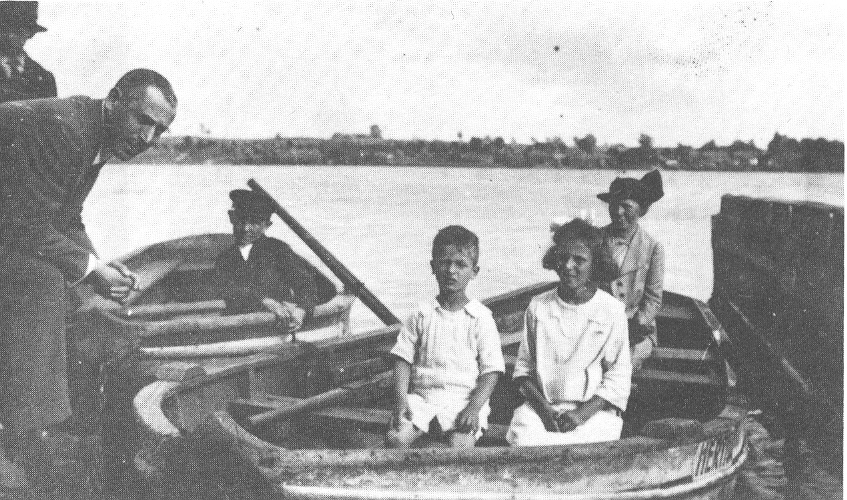 Karl Abraham mit seinen Kindern in Allenstein (Ostpreußen)