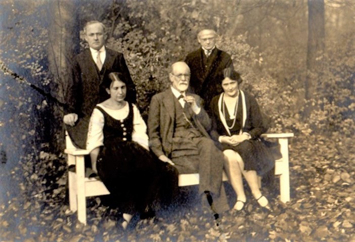 Anna und Sigmund Freud mit  Assia Wulff, dahinter Moshe Wulff und Ernst Simmel, Sanatorium Tegel