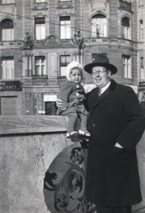 Otto Fenichel mit Hanna ca 1933, U-Bahn Nürnberger Platz 