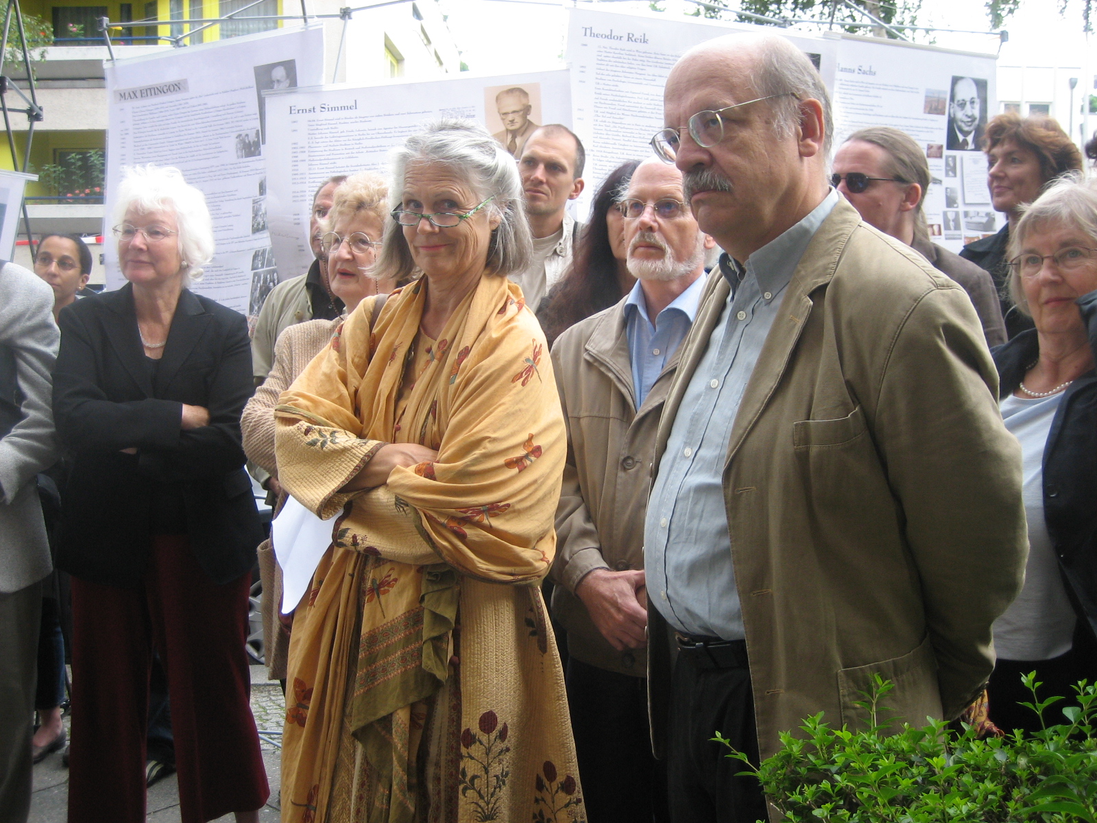 Tafelenthüllung. Christiane Ludwig-Körner und Michael Schröter (im Vordergrund)