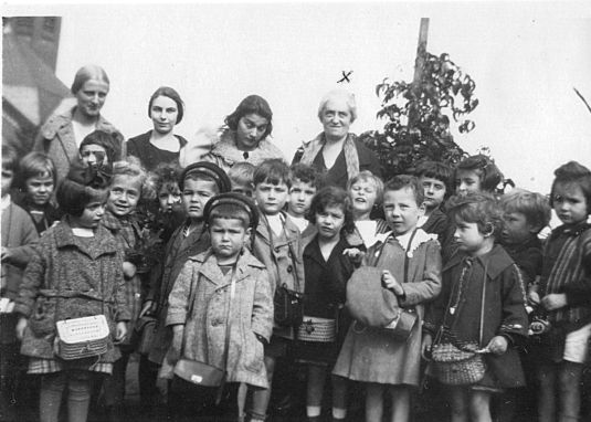 N.Wolffheim mit Helferinnen und Kindergartenkindern