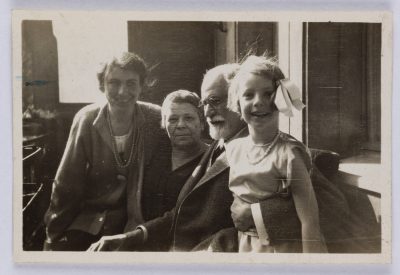 Anna Freud, Marie und Sigmund Freud und Angela, Bamberger Str.5