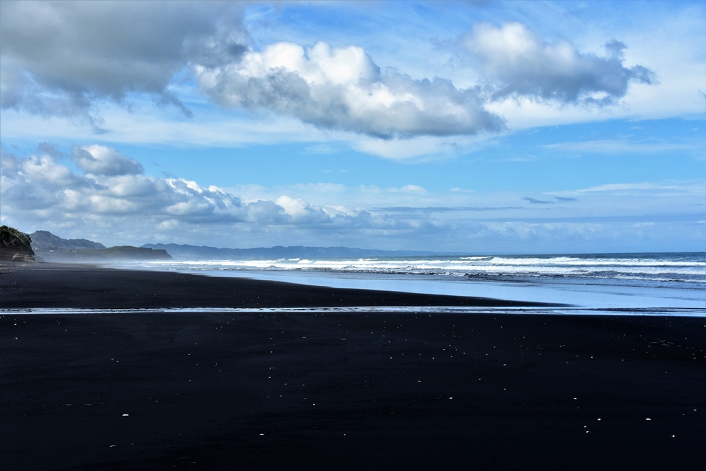 schwarzer Sandstrand bei Mokau