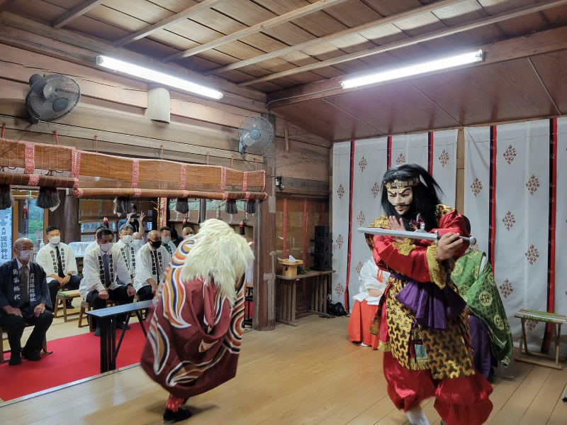 大津諏訪神社本殿での奉納