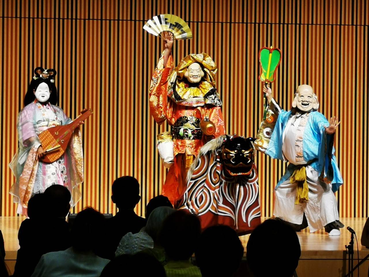 七福神の仲間である大黒天や布袋尊との共演も