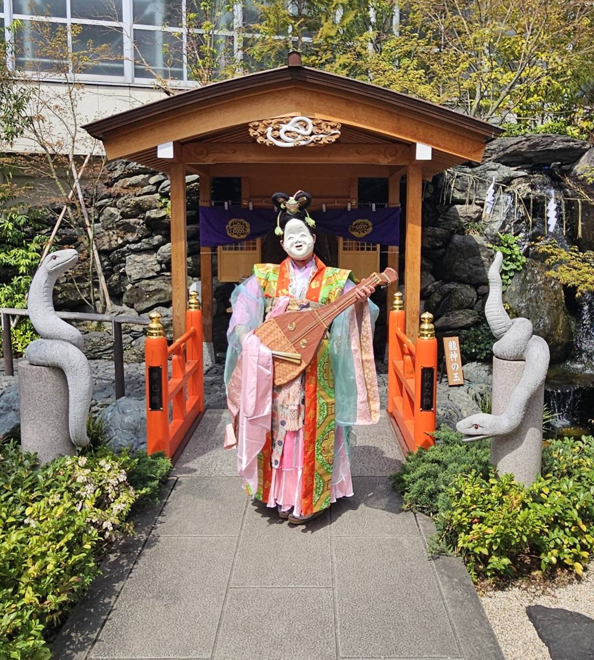 蛇窪神社・白蛇弁財天