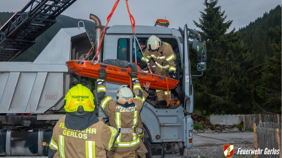 Simulierter LKW-Unfall fordert Feuerwehr bei Übung in Gerlos