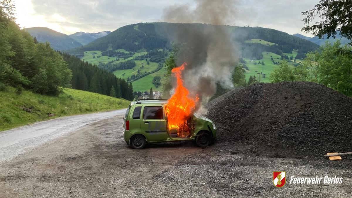 Realistische Einsatzübung: Auto in Vollbrand – zwei Personen „verletzt“