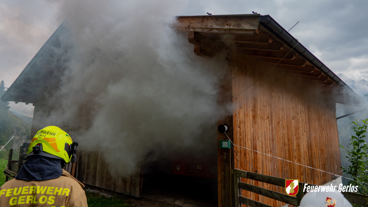 Jugendfeuerwehr: Stallgebäude in Vollbrand