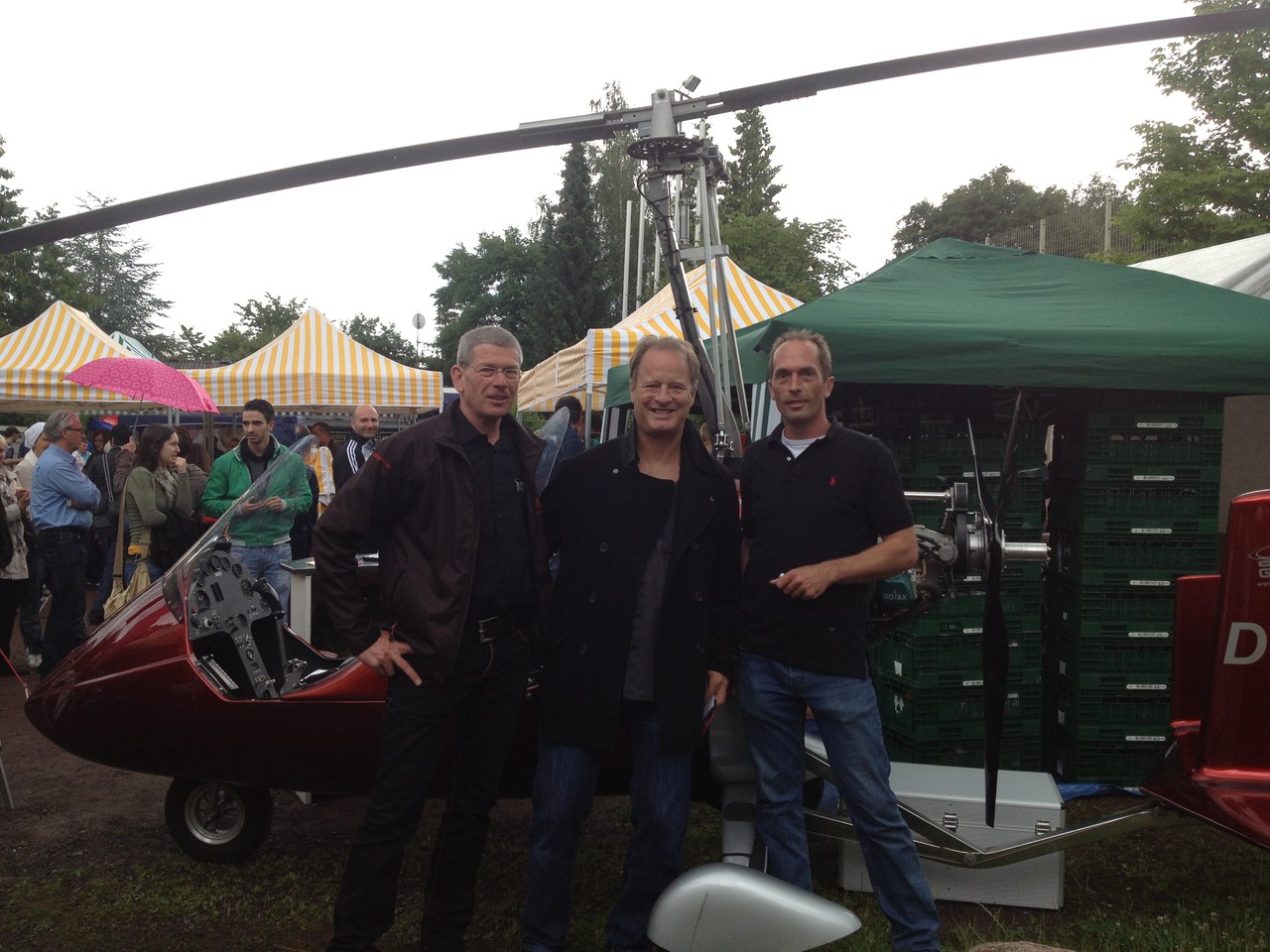 Tom Gerhardt mit Pilot Robert Krause und Fluglehrer Georg Wicharz