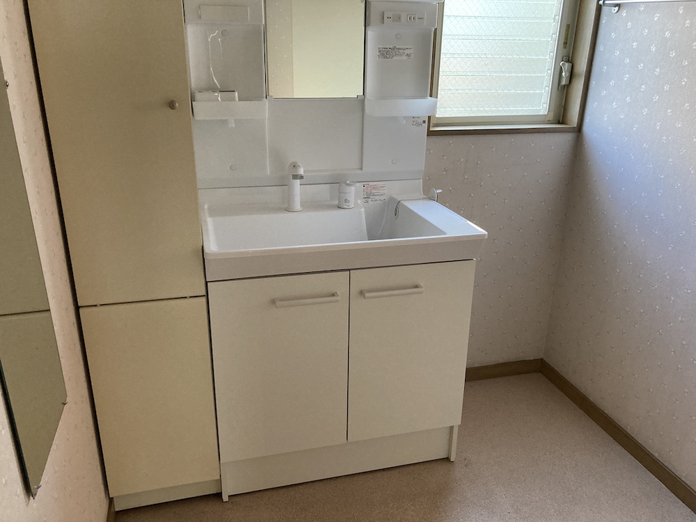 ゆったりとした洗面台を備えています。