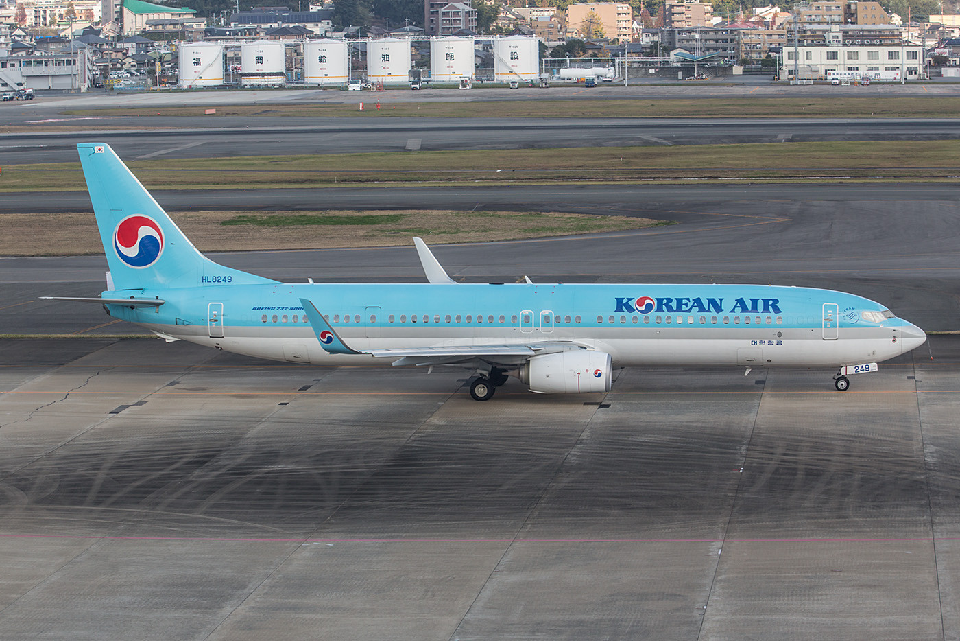 Boeing 737-900 der Korean Airlines, um eine ETOPS-Freigabe zu erhalten mußte hinter der Tragfläche eine zusätzliche Tür eingebaut werden.