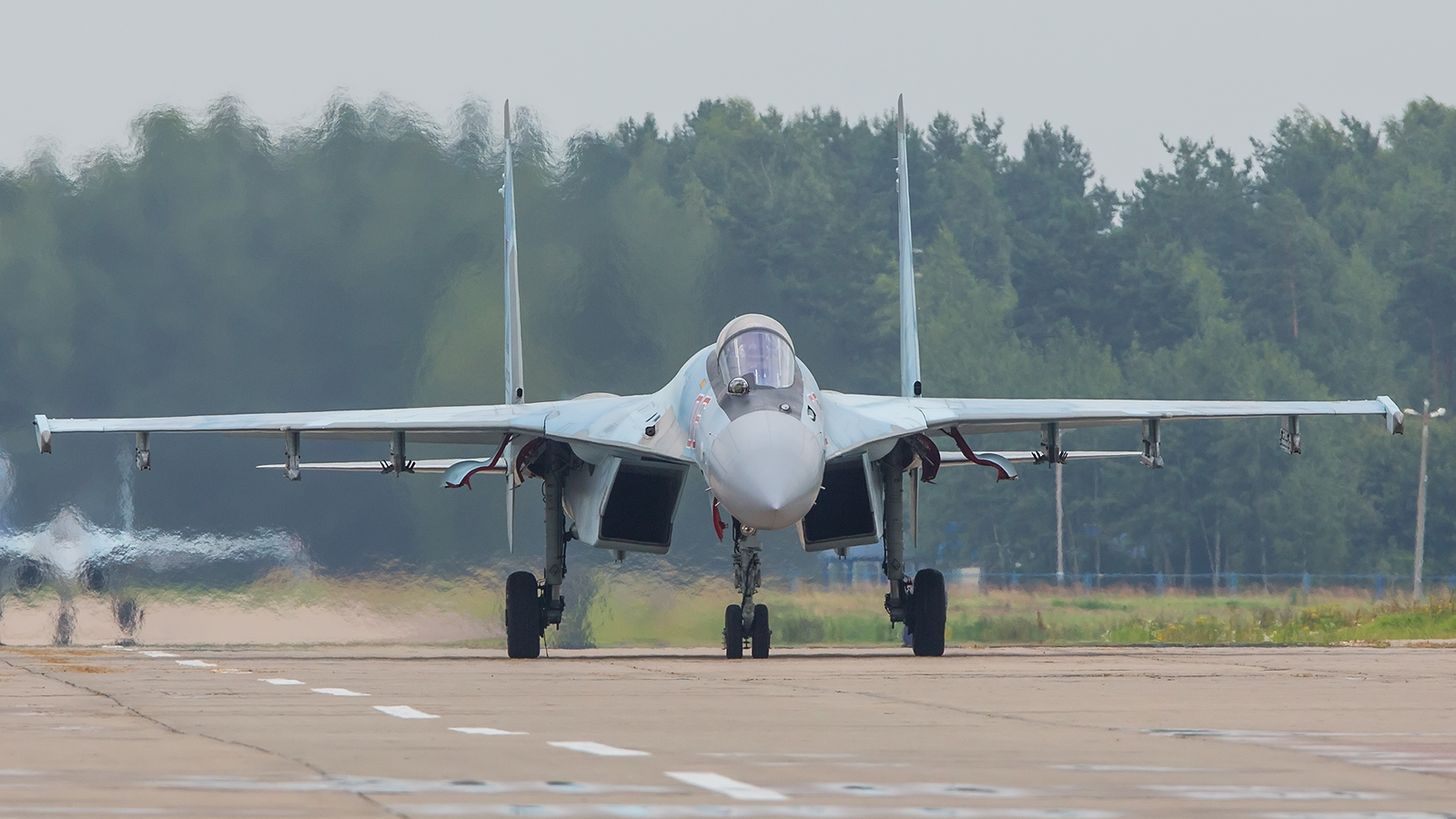 Eine der vier Su-35 auf dem Weg zur Startbahn.