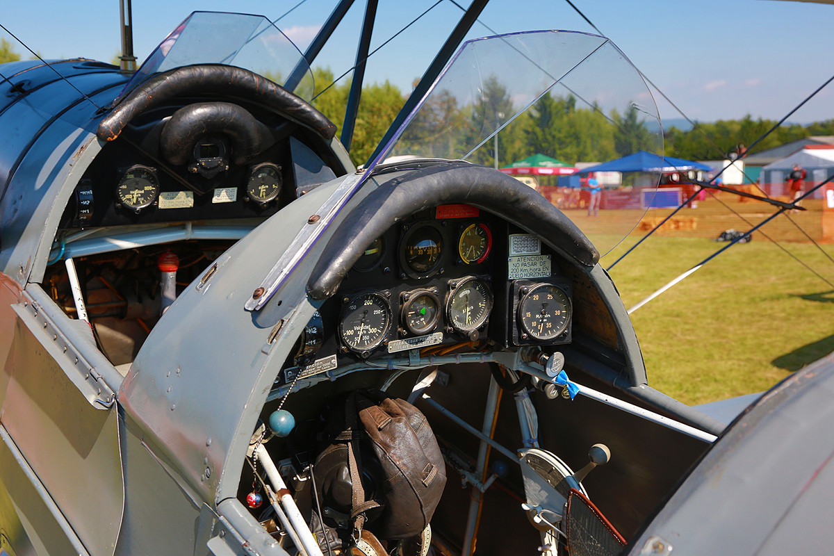 Das Cockpit ist bis auf zwei Instrumente, die ausgetauscht werden mußten noch im originalen Zustand.