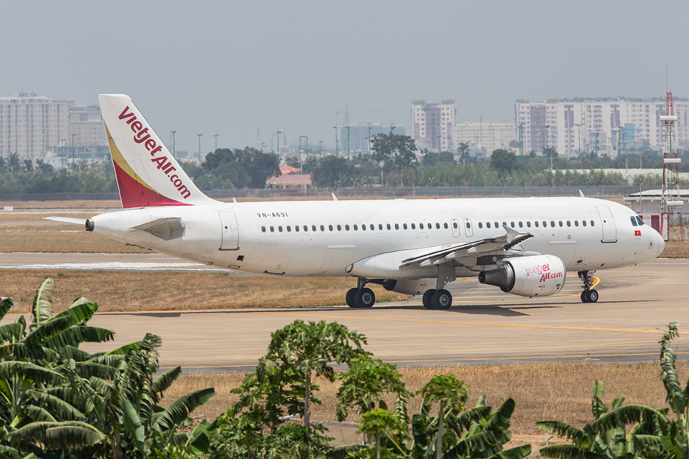 Einige wenige Airbusse der Vietjet sind fast weiß.