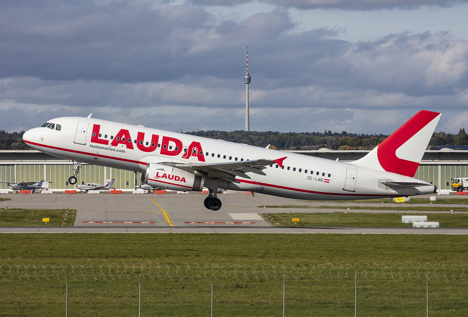 Noch lebt der Name Lauda am Himmel. In Stuttgart hat Laudmotion mehrere Flieger stationiert. Die OE-LMB kam von LATAM Brasil.