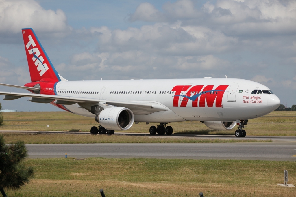 TAM aus Brasilien hier mit Airbus A 330-200 hat drei tägliche Kurse nach CDG.