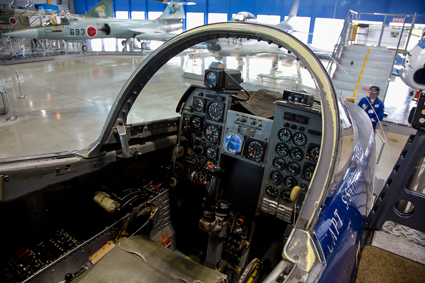 Das Cockpit der T-2, in einige der Exponate darf man hineinklettern.