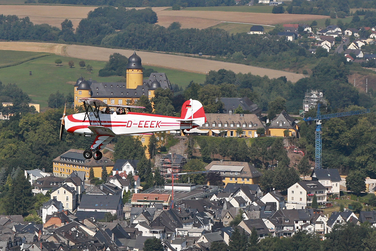 Die D-EEEK vor dem Schloß Montabaur.