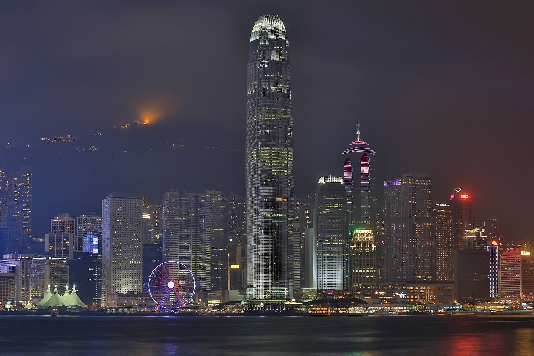 Das Two International Finance Centre am Victoria Harbour.