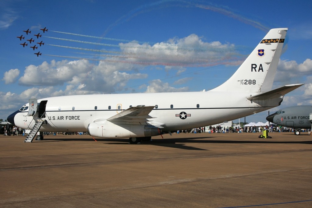 Boeing T-43 von der Randolph AFB in Georgia. Im Hintergrund die Formation der Red Arrows.