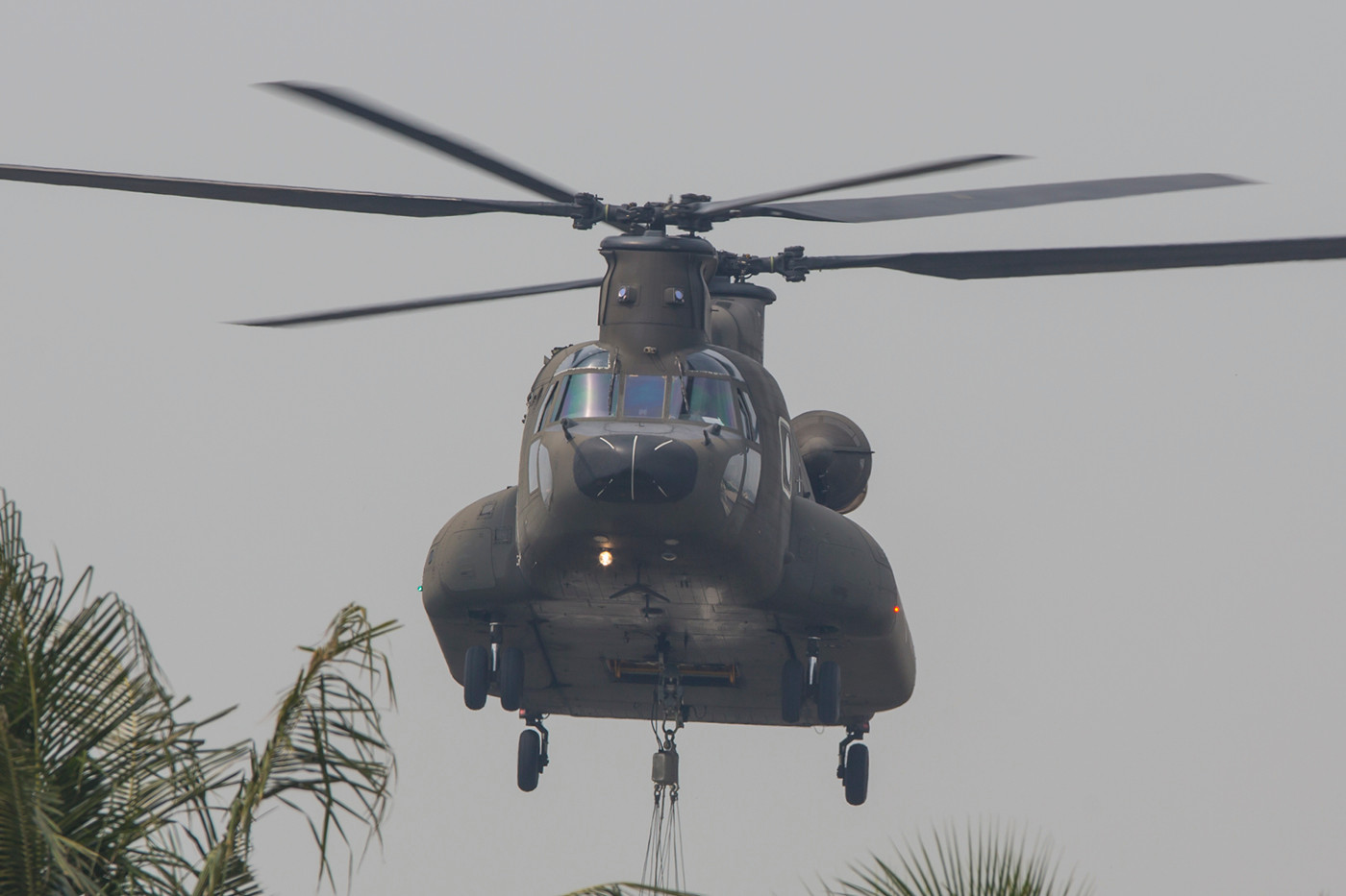 Eine CH-47SD startet zum Training mit einem Feuerlöschbehälter.