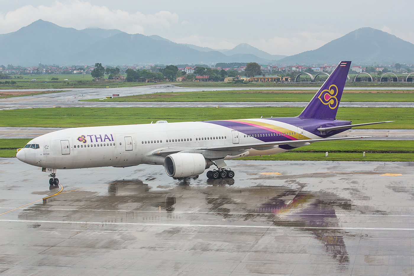 Thai Airways kommt täglich mit Boeing 777-200.