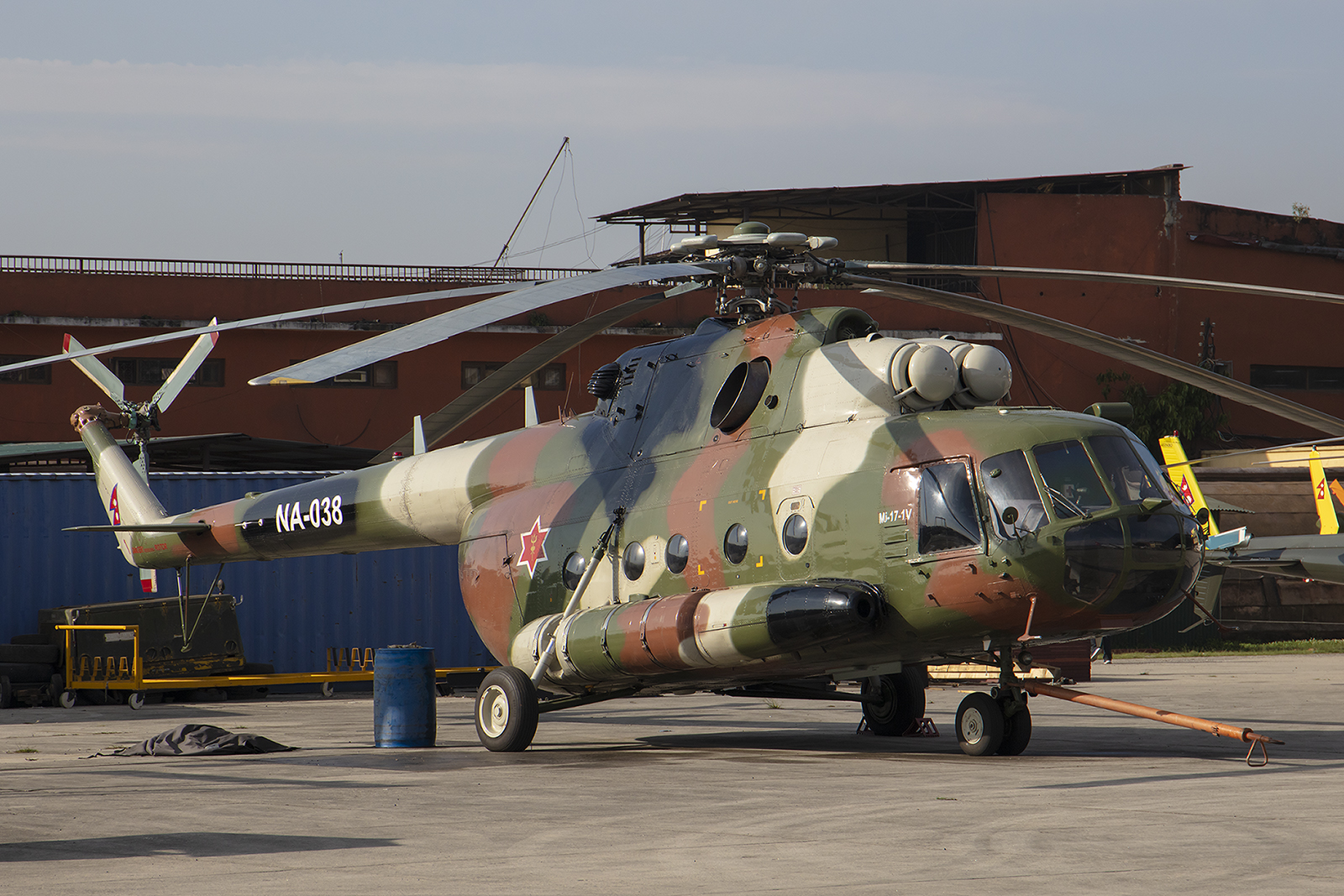 Kathmandu ist auch Militärstützpunkt, hier eine Mil Mi-17