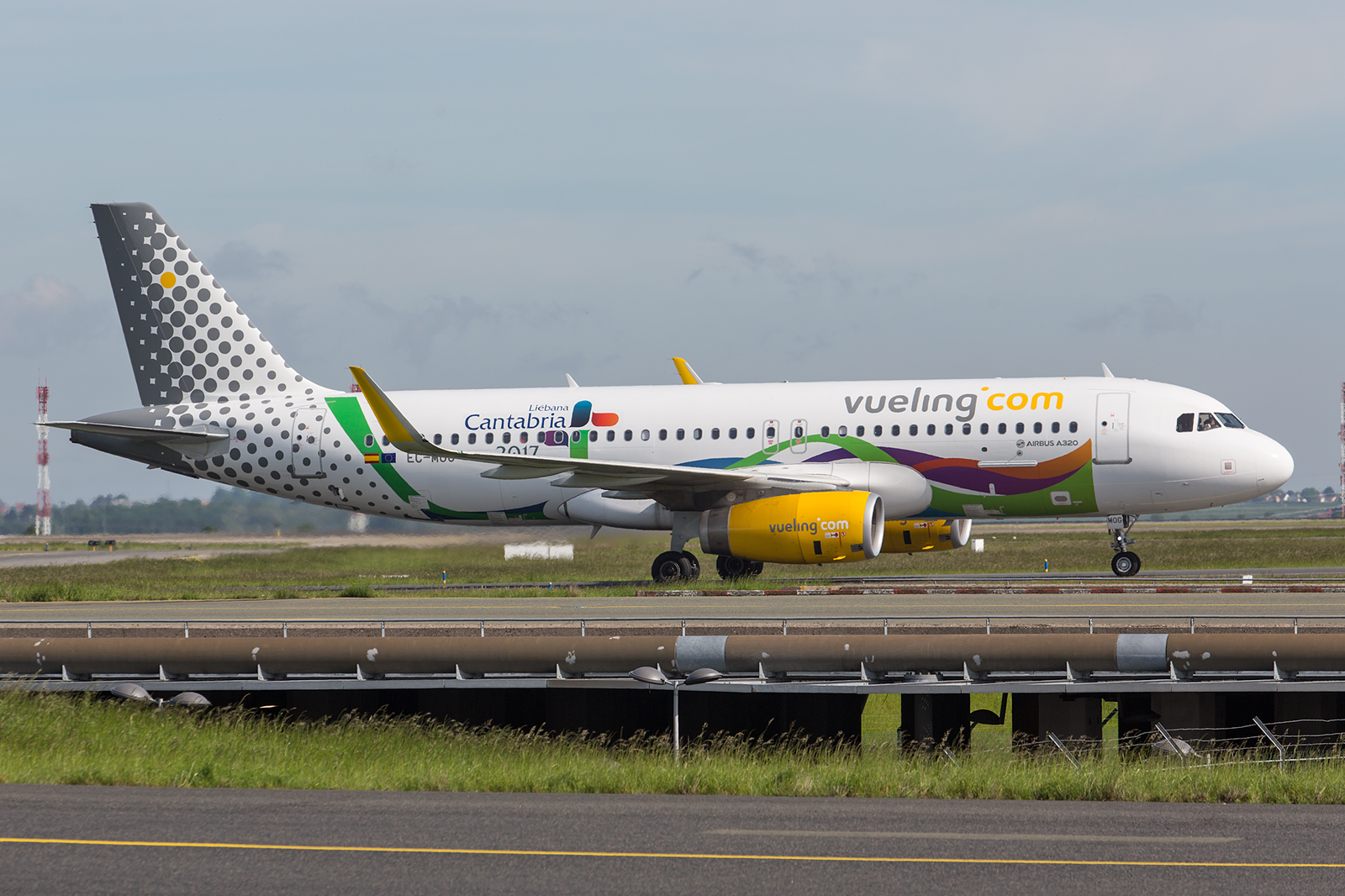 Ein A 320 der Vueling mit Sondertiteln auf denen Cantabrien beworben wird.