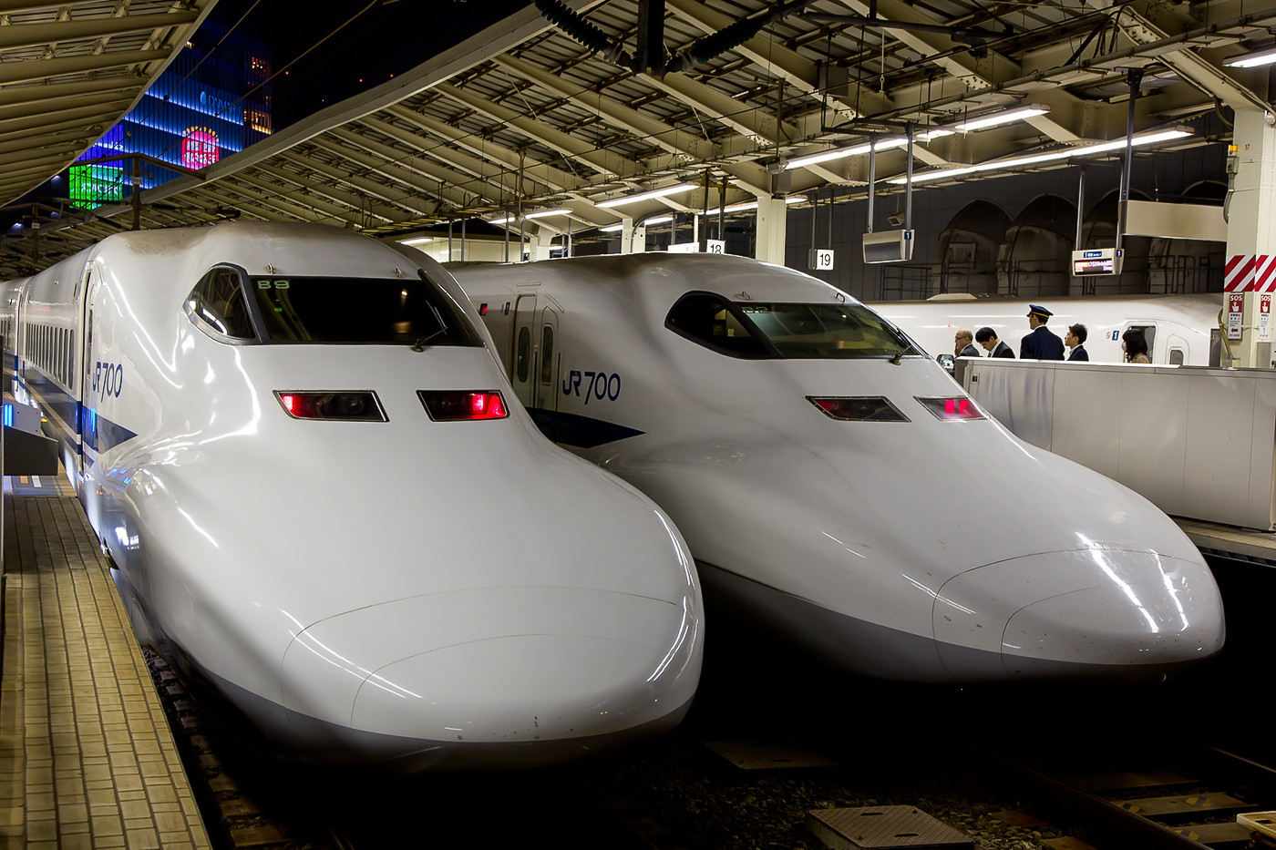 Zwei Züge der Baureihe 700C der JR Central in Tokyo Station.